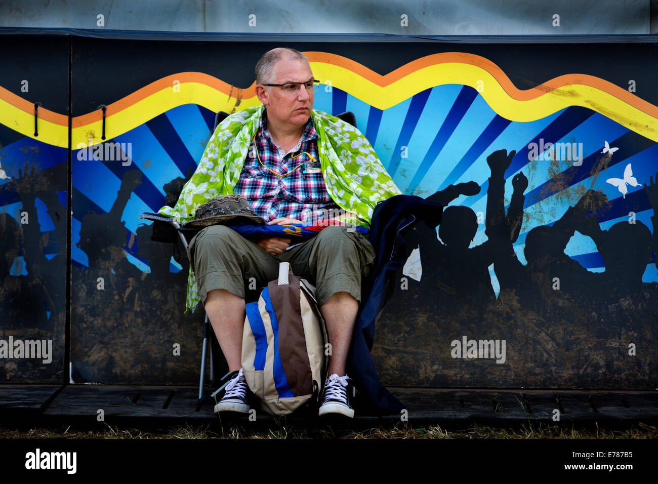 Glastonbury Festival 2014 älterer Mann ruht auf einem Stuhl Stockfoto
