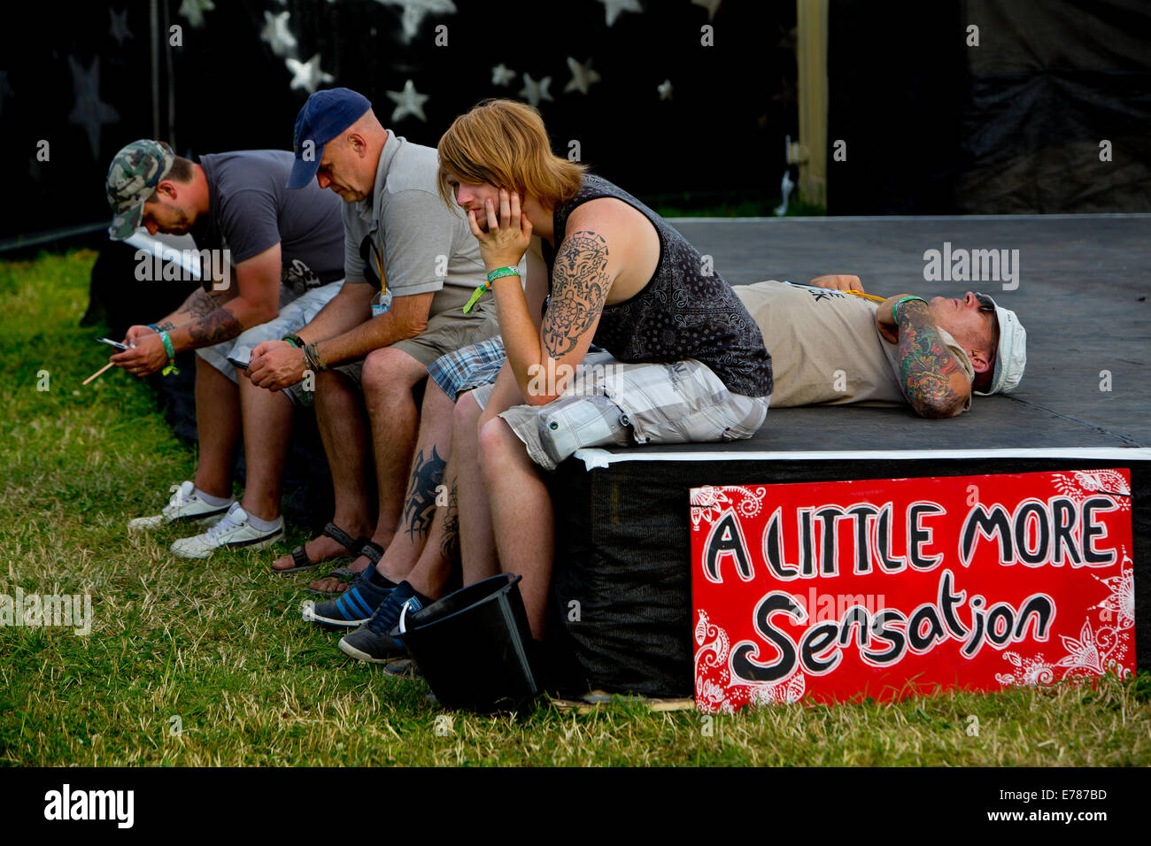 Müde Börsenspekulanten beim Glastonbury Festival 2014 Stockfoto