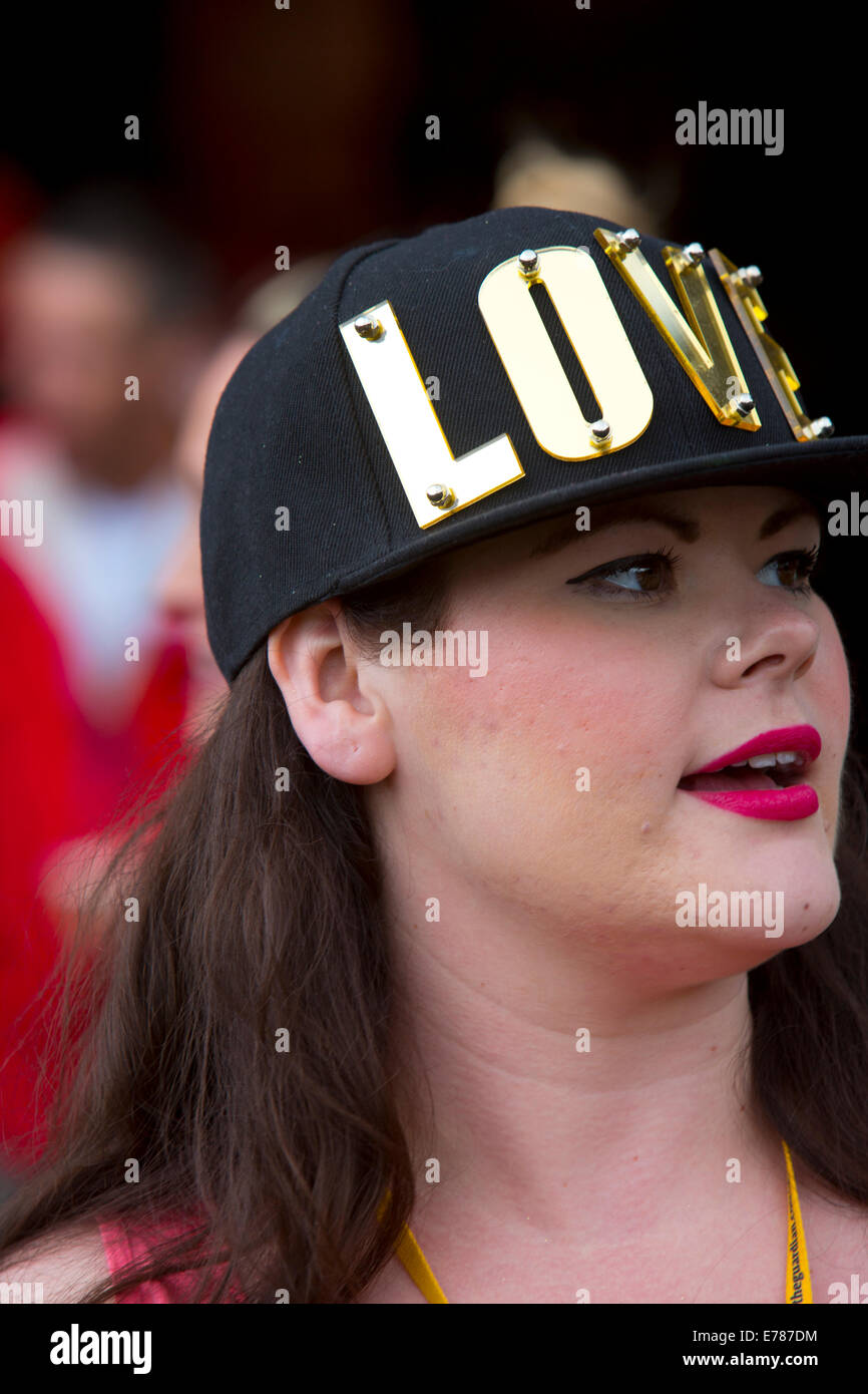 Glastonbury Festival 2014. Frau mit Liebe Hut Stockfoto