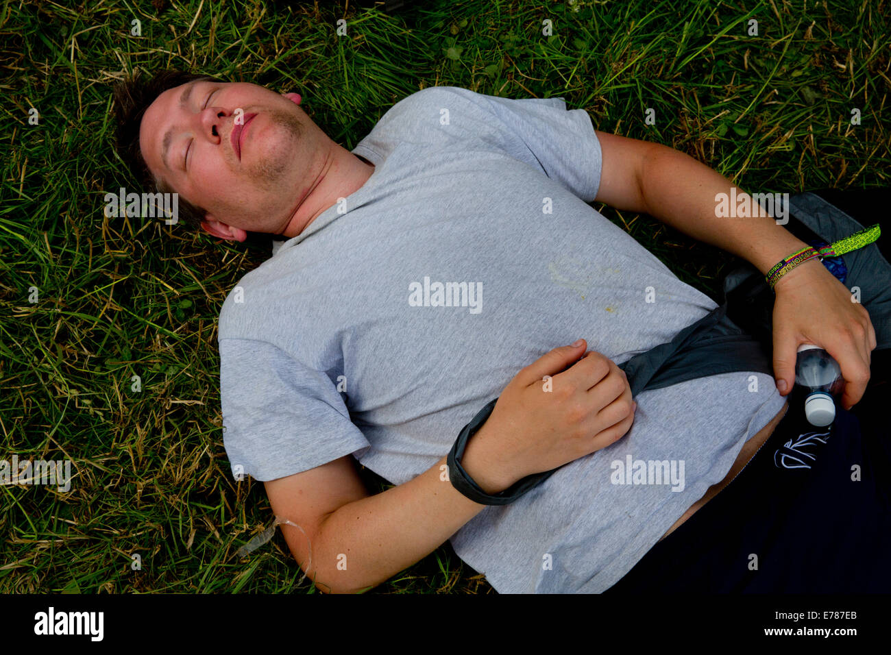 Schlafen auf der Wiese beim Glastonbury Festival. Stockfoto