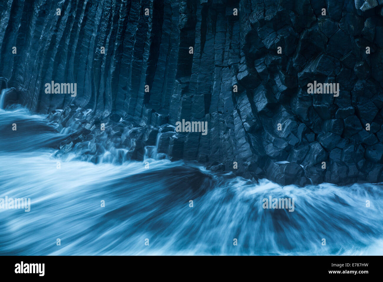 die Klippen und Basaltfelsen durchzogen von den Guano Dreizehenmöwen, Nr. Arnastapi, Snaefellsnes Halbinsel, West-Island Stockfoto