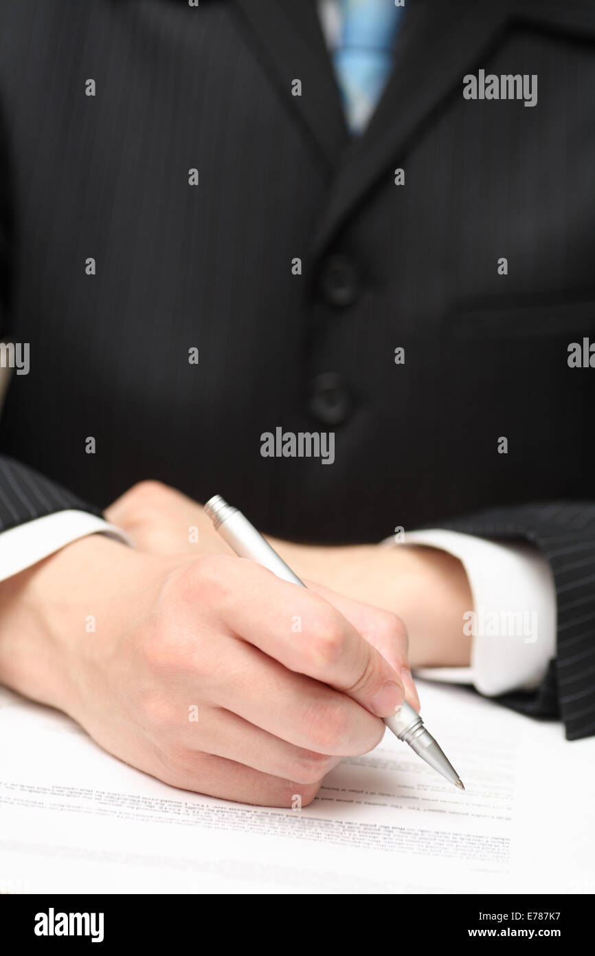Geschäftsmann, betrachten den Vertrag vor der Unterzeichnung. Pen im Mittelpunkt. Geringe Schärfentiefe. Close-up. Stockfoto