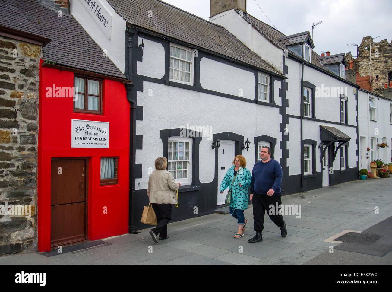 Fußgänger zu Fuß vorbei an das kleinste Haus in Großbritannien Stockfoto