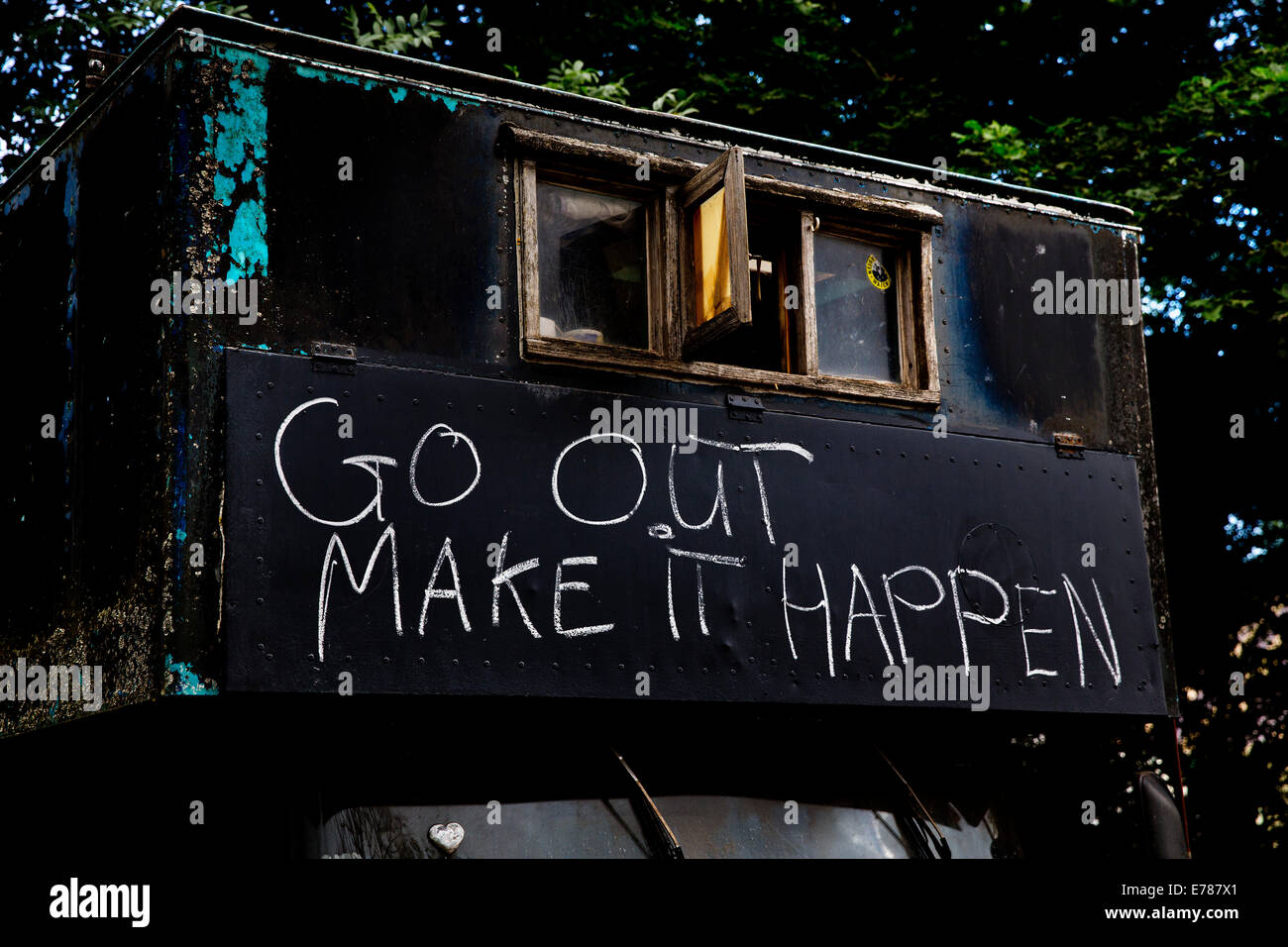 "Go out machen es passieren" Graffiti auf dem Glastonbury Festival. 2014 Stockfoto