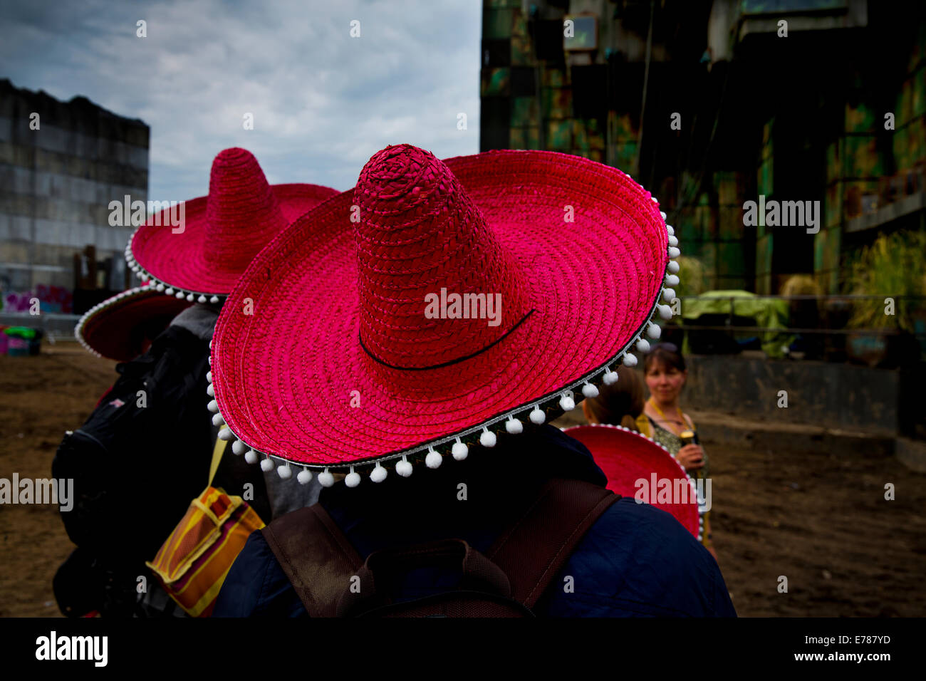 Raver in Block 9, mit Sombreros Glastonbury Festival 2014 Stockfoto