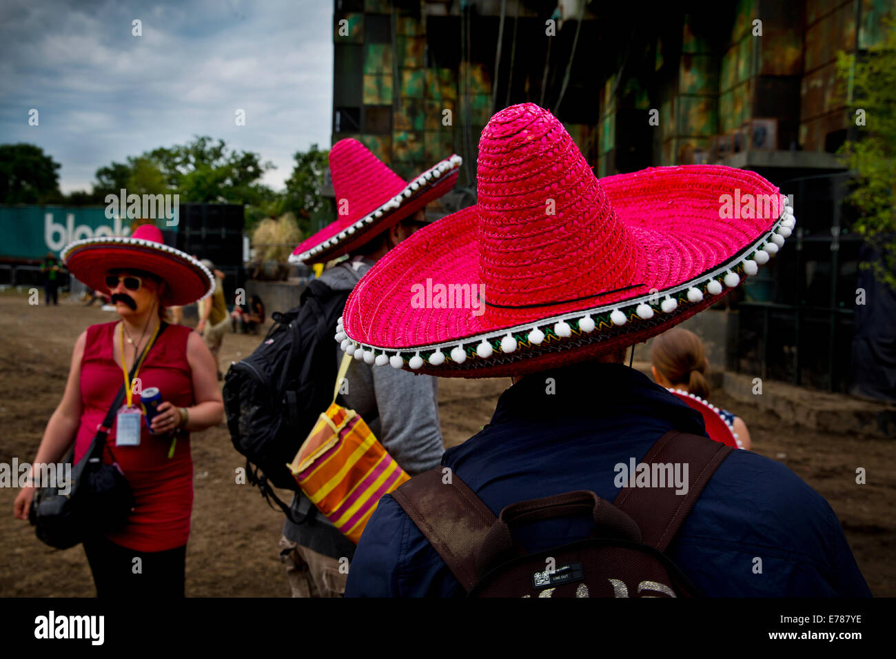 Raver in Block 9, mit Sombreros Glastonbury Festival 2014 Stockfoto