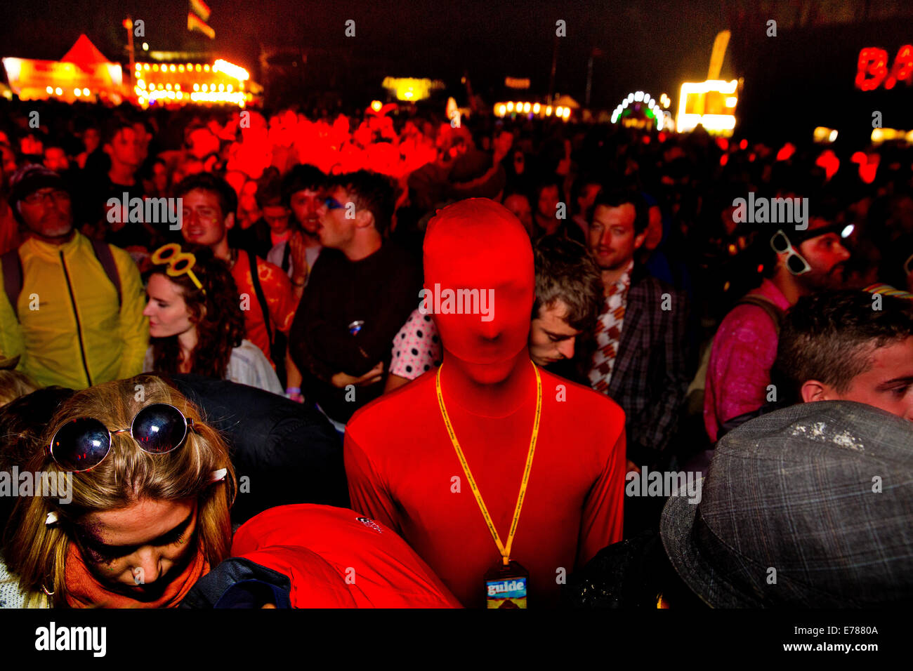 Glastonbury Festival 2014. Maskierter Mann durch die Hölle-Bühne im Shangri-La, die nach Feierabend Epizentrum des Glastonbury Festivals Stockfoto