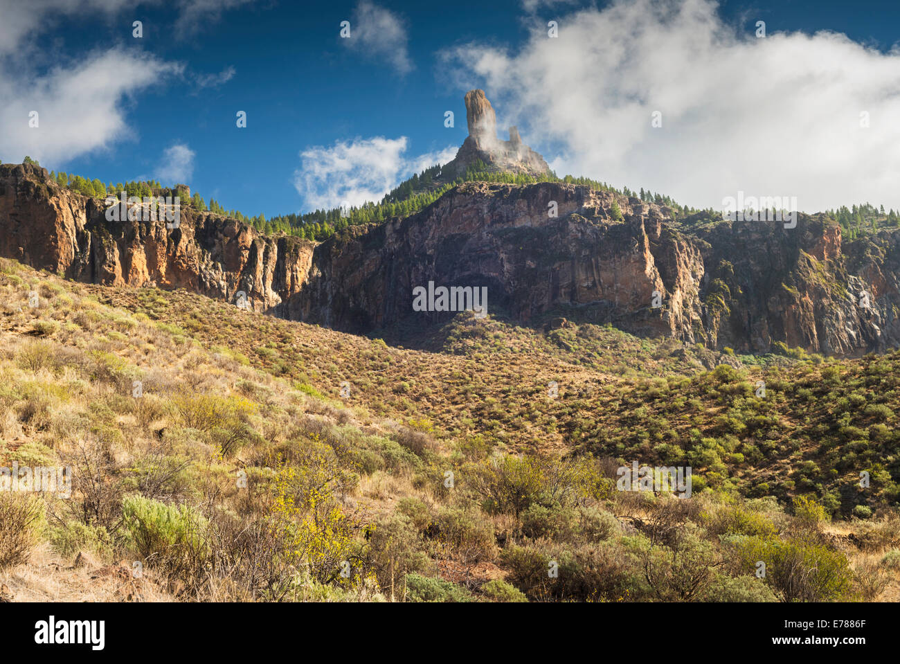 Der Roque Nublo Klippen mit Roque Nublo sichtbar durch die Wolke, von La Solana, in der Nähe von Tejeda, Gran Canaria, Stockfoto