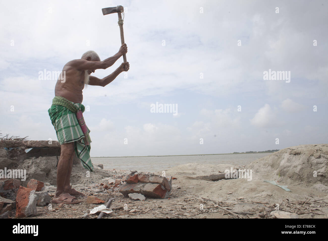 Munshigonj, Bangladesch. 9. September 2014. Bankkreis Erosion Fluss Padma Fluss. Bangladesch gehört zu den am dichtesten bevölkerten Länder der Welt mit 32 % Küstengebiet, das 47.211 Quadratkilometern ist, 35 Millionen Menschen Leben an der Küste die 28 % der Gesamtbevölkerung ist. Entsprechend den Spezialist Entwicklungstätigkeiten der Menschheit vor allem, der Ausbeutung und Verschmutzung der Wasserressource und Biodiversität die Risiken von Katastrophen durch klimatische Veränderungen wie Flusserosion gestiegen. Bildnachweis: ZUMA Press, Inc./Alamy Live-Nachrichten Stockfoto