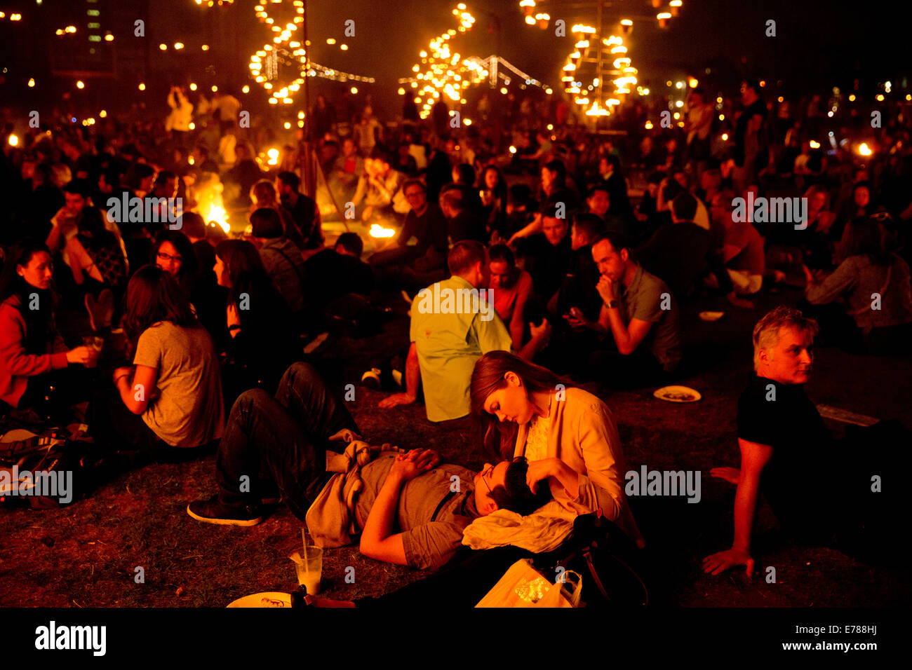 Feuer Garten, eine Leistung, die von den Französischen Performance Group carabosse an der Battersea Power Station auf das Thema Feuer geliefert Stockfoto