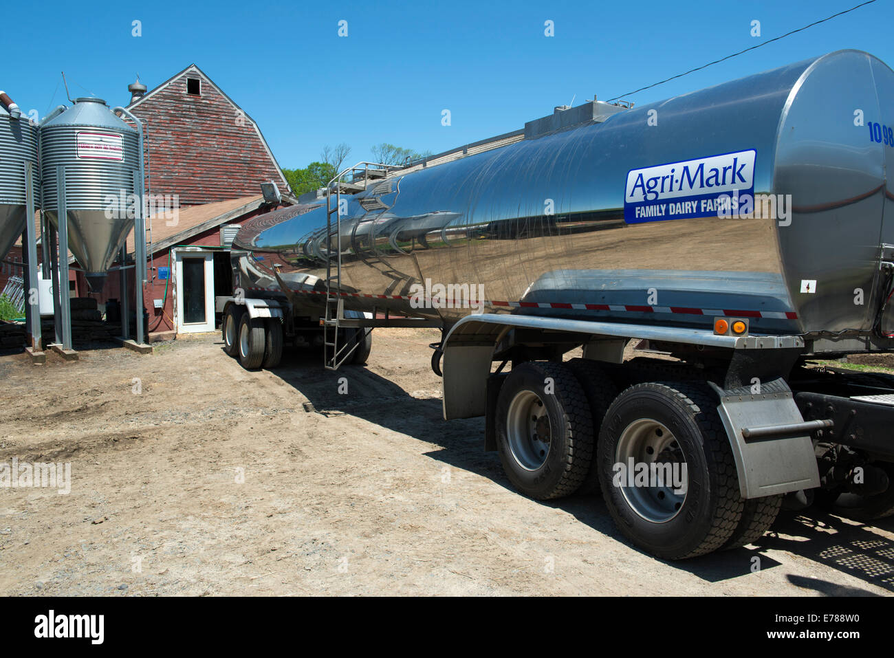 Tank oder Tanker Truck besucht Molkerei Milch für Agrar-Mark Genossenschaft zu sammeln.  Woodbury, CT. Stockfoto