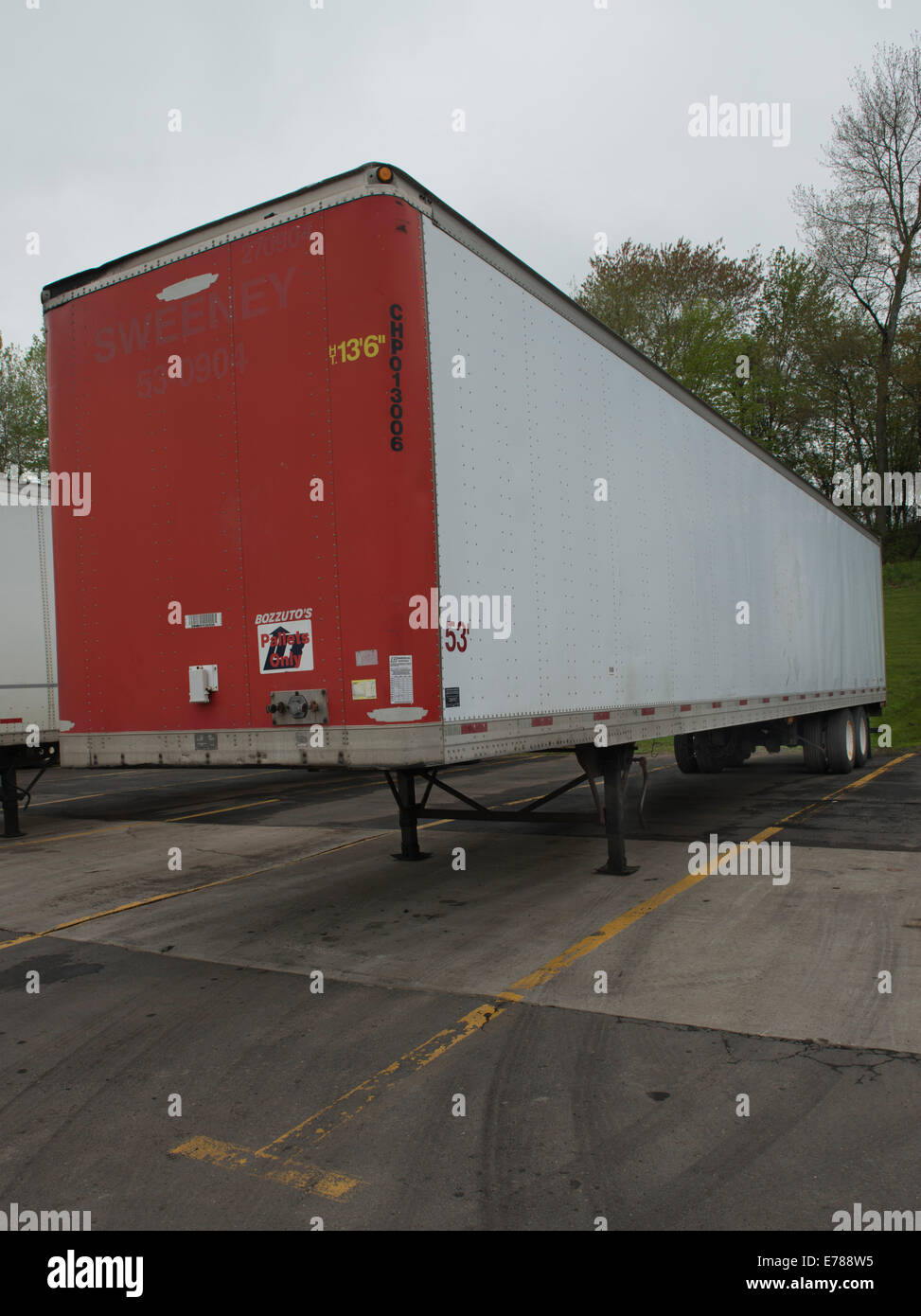 LKW Anhänger eingehend Bozzuto Verteilzentrum. Stockfoto