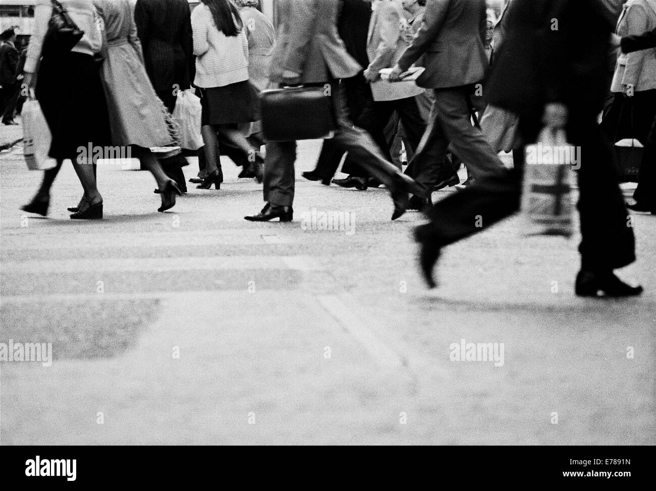 Füße der Massen es eilig zur Arbeit in den Vorhof zur Victoria station Stockfoto