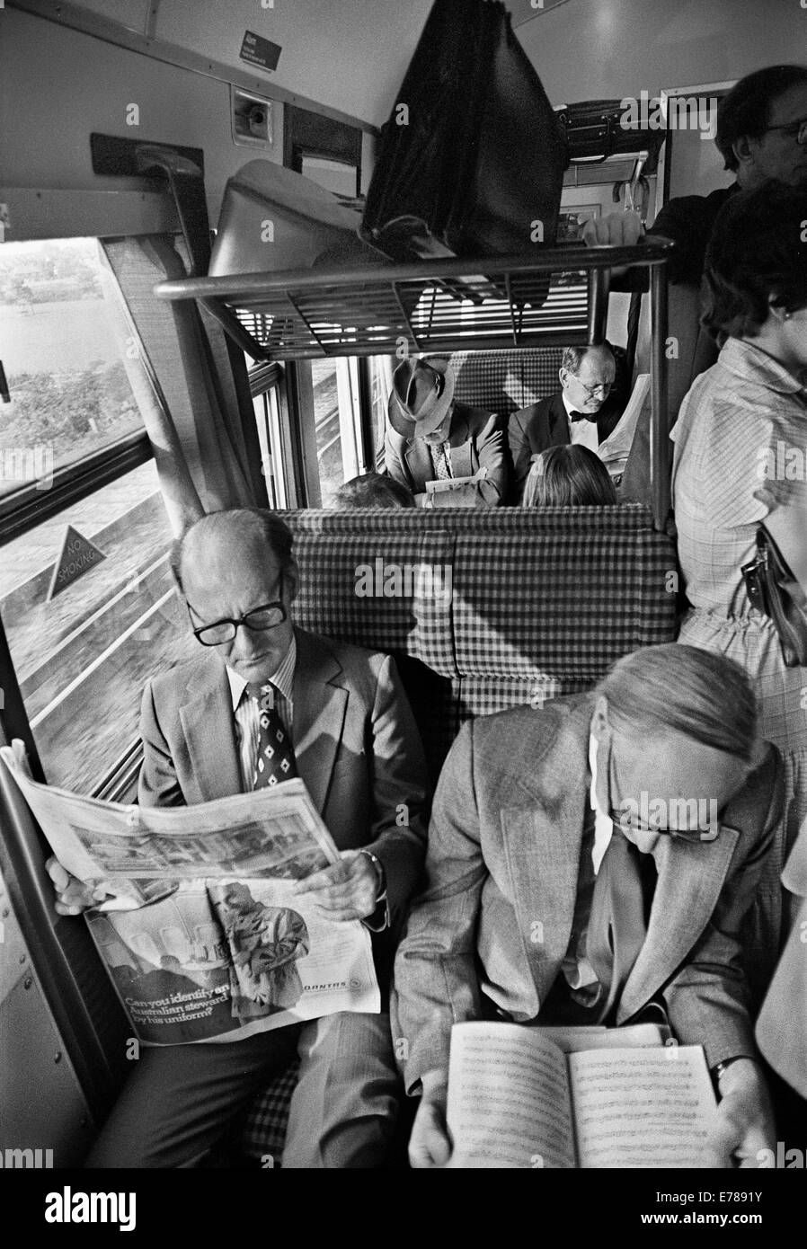 Überfüllten Guilford Zug Richtung Waterloo, 08:00.  Die meisten Reisenden in dieser südlichen Region Zug wäre Mittelklasse-Saison Stockfoto
