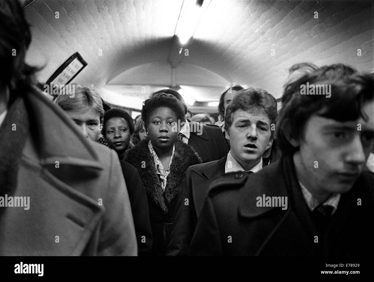 Überfüllten Holborn u-Bahnstation, Pendler warten auf den Aufzug. Stockfoto