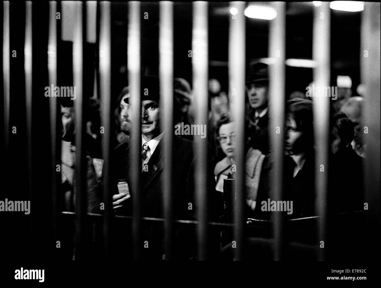 Ausfahrt in Holborn Tube station 08:30, voll mit Pendler. Stockfoto
