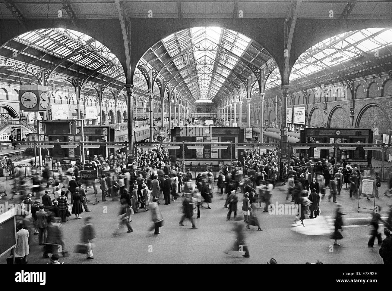 Rush Hour an der Liverpool Street Station. Vor der Modernisierung im Jahr 1985 begann. Liverpool Street bietet Dienstleistungen von der Ea und Stockfoto