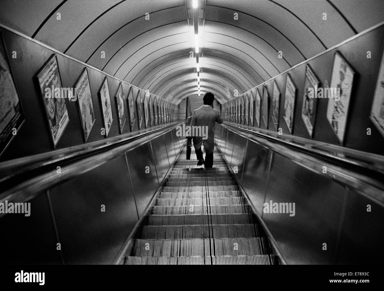 Die Rolltreppen, Holborn u-Bahnstation hinunter. Wie viele andere zentrale Londoner u-Bahnstationen wurde in Holborn modernisiert. Stockfoto