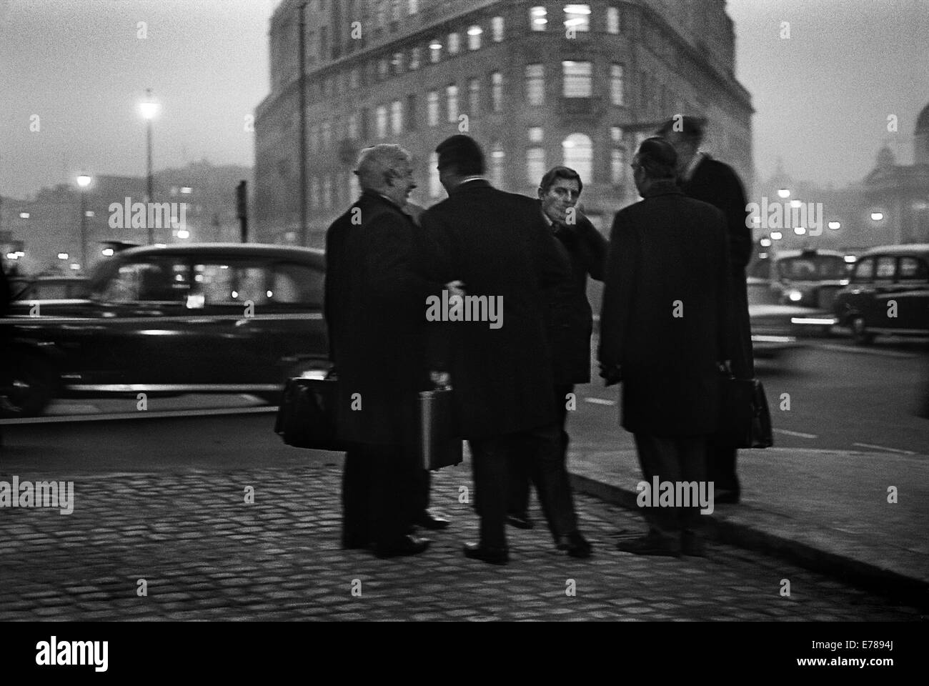 Pendler an einem nebligen Abend vor Bahnhof Charing Cross, London. Stockfoto