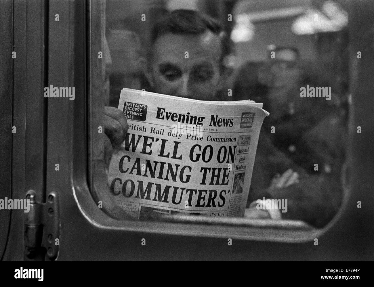 Pendler lesen die Abendnachrichten im südlichen Region Zug verspätet in Charing Cross entfernt. Stockfoto