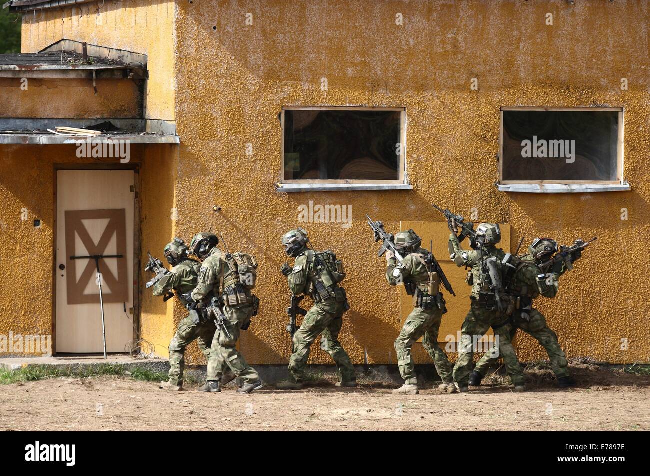 Oleszno, Polen 9. September 2014 Nobel Schwert-14 NATO international Special-Forces-Übung im Land zwingt Schulungszentrum in Oleszno. beteiligen sich 15 Länder in "edle Schwert-14': Kroatien, Estland, Frankreich, Niederlande, Litauen, Deutschland, Norwegen, Polen, Slowakei, Slowenien, die USA, Türkei, Ungarn, Großbritannien und Italien. Polnische Spezialeinheiten Anti-Separatisten Training Credit: Michal Fludra/Alamy Live News Stockfoto