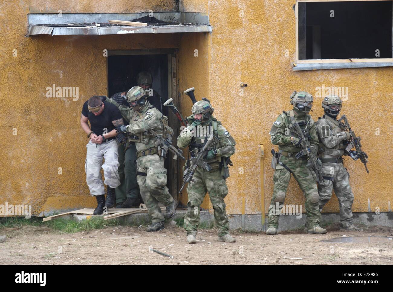 Oleszno, Polen 9. September 2014 Nobel Schwert-14 NATO international Special-Forces-Übung im Land zwingt Schulungszentrum in Oleszno. beteiligen sich 15 Länder in "edle Schwert-14': Kroatien, Estland, Frankreich, Niederlande, Litauen, Deutschland, Norwegen, Polen, Slowakei, Slowenien, die USA, Türkei, Ungarn, Großbritannien und Italien. Polnische Spezialeinheiten Anti-Separatisten Training Credit: Michal Fludra/Alamy Live News Stockfoto