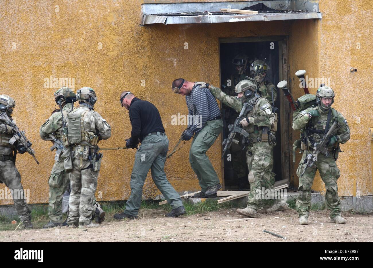 Oleszno, Polen 9. September 2014 Nobel Schwert-14 NATO international Special-Forces-Übung im Land zwingt Schulungszentrum in Oleszno. beteiligen sich 15 Länder in "edle Schwert-14': Kroatien, Estland, Frankreich, Niederlande, Litauen, Deutschland, Norwegen, Polen, Slowakei, Slowenien, die USA, Türkei, Ungarn, Großbritannien und Italien. Polnische Spezialeinheiten Anti-Separatisten Training Credit: Michal Fludra/Alamy Live News Stockfoto