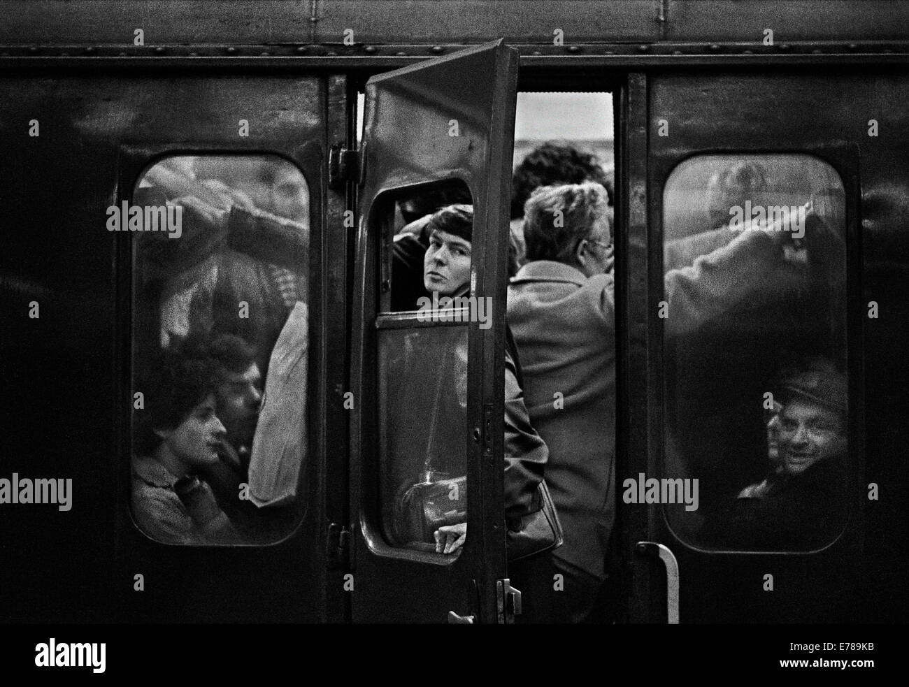 Pendler auf südlichen Region Zug im Bahnhof Charing Cross verzögert Stockfoto