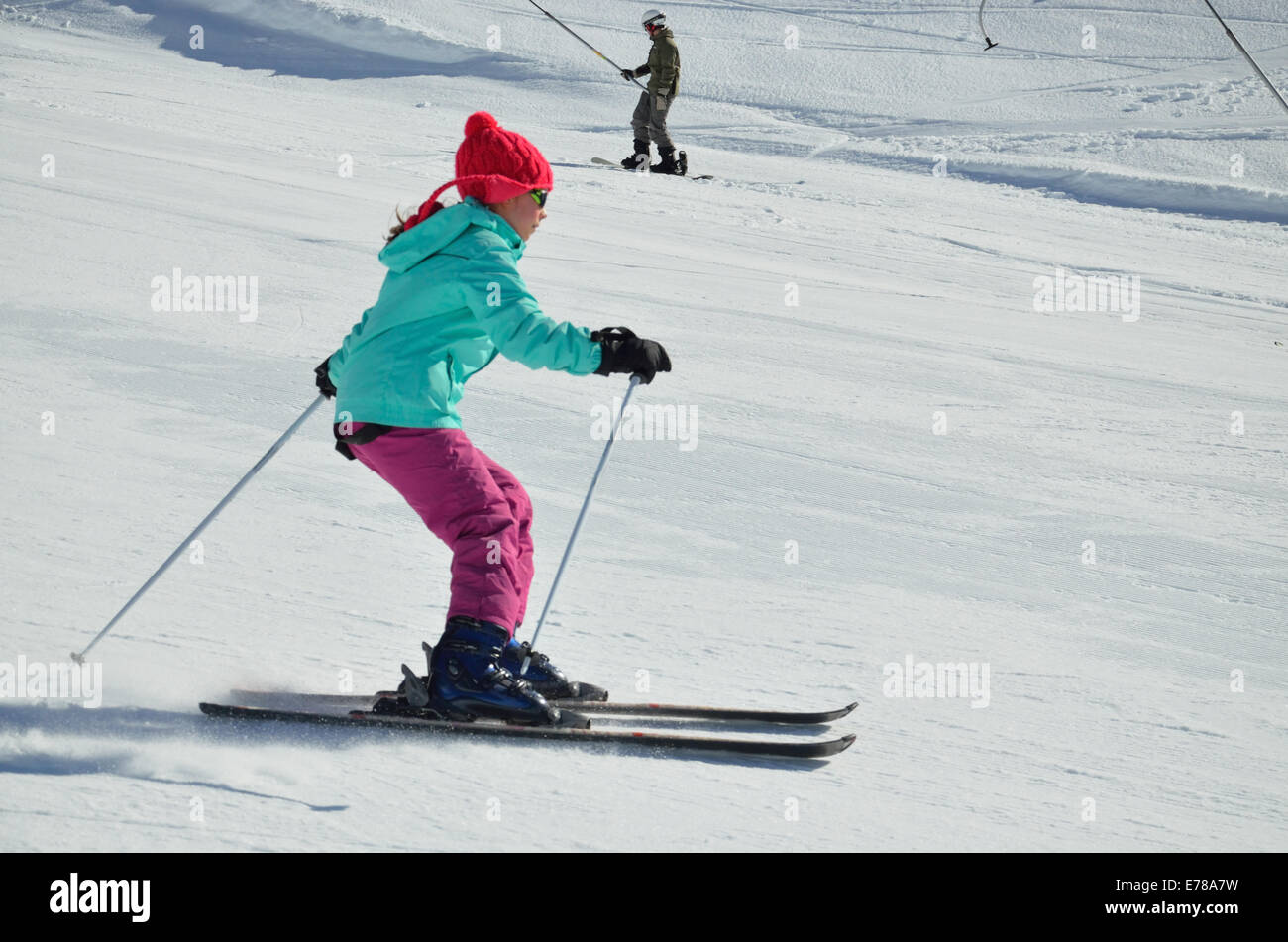 Jugend-Skifahrer auf der piste Stockfoto
