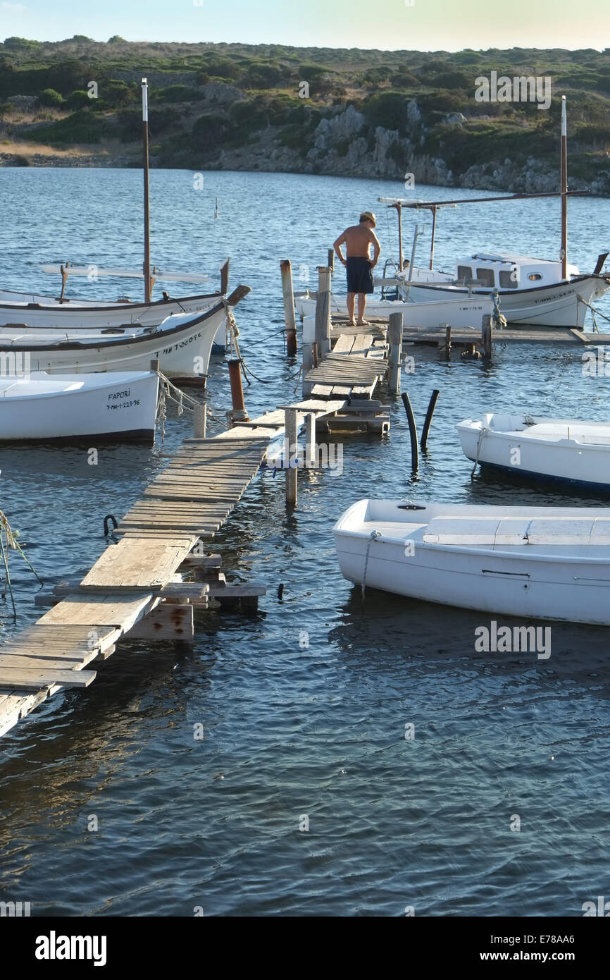 Lokale Fischer am alten hölzernen Pier, Sanitja, in der Nähe von Fornells, Menorca, Spanien Stockfoto