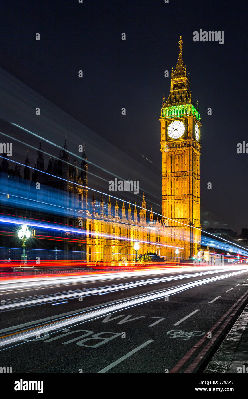 Farben des Union Jack & Big Ben. Langzeitbelichtung des Datenverkehrs auf Westminster Bridge in London, England. Stockfoto