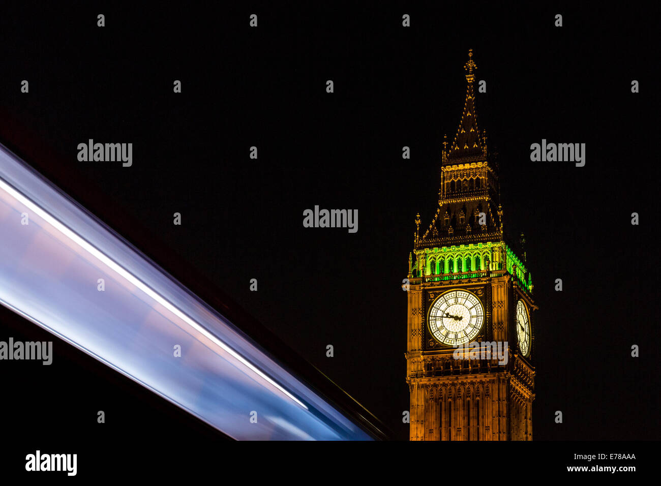 Big Ben in London, England am 21:46 am 3. September 2014 fotografiert. Zeitgleich mit einem Londoner Bus zusammen Stockfoto