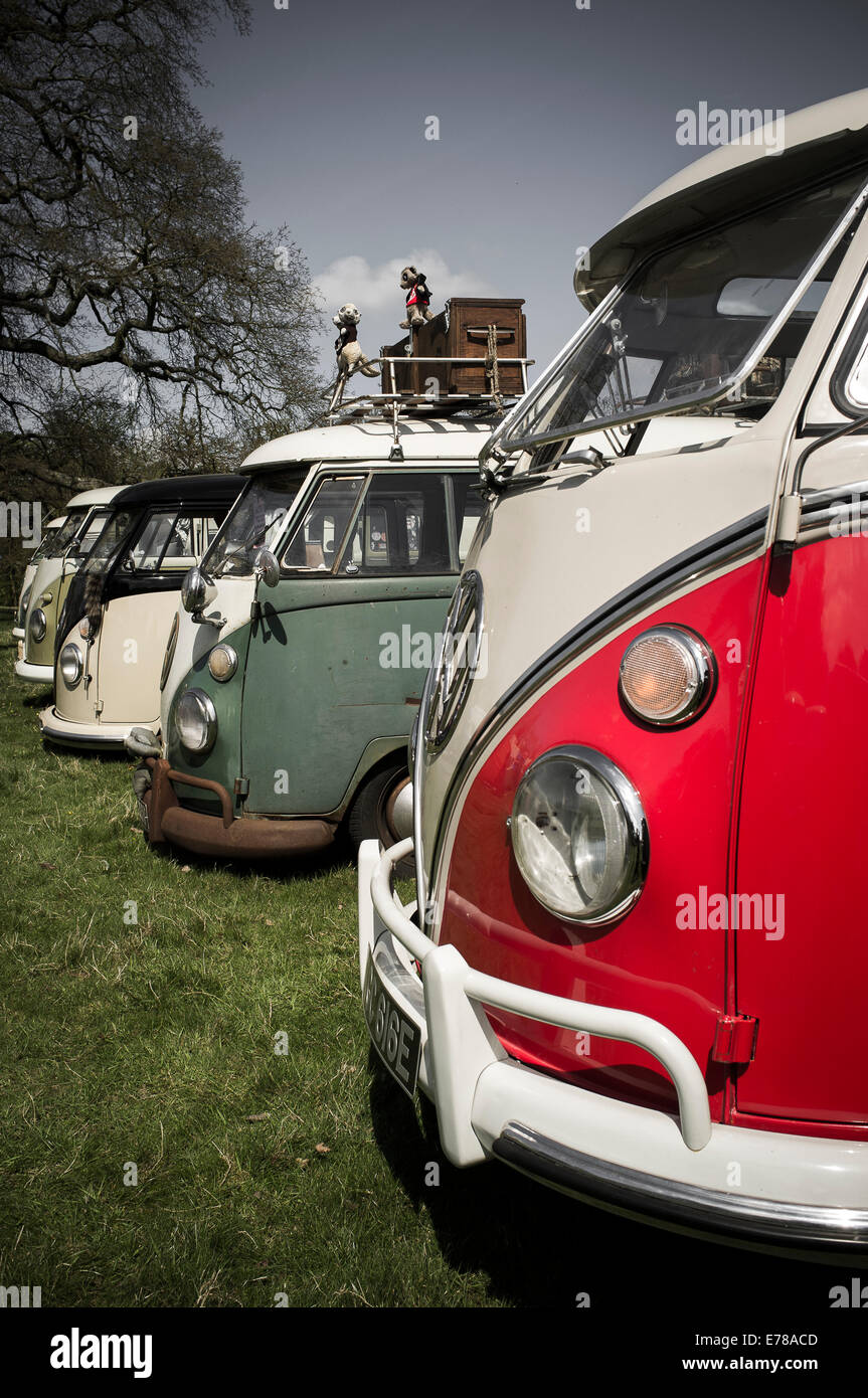 Zeile des klassischen Volkswagen Wohnmobile. Stockfoto