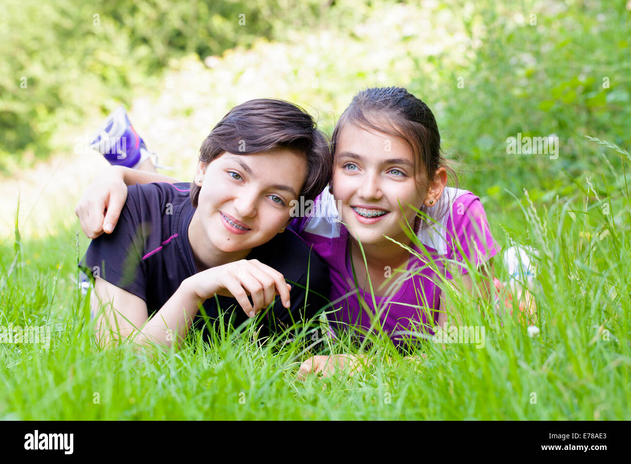 Zwei Teenager Schwestern im park Stockfoto