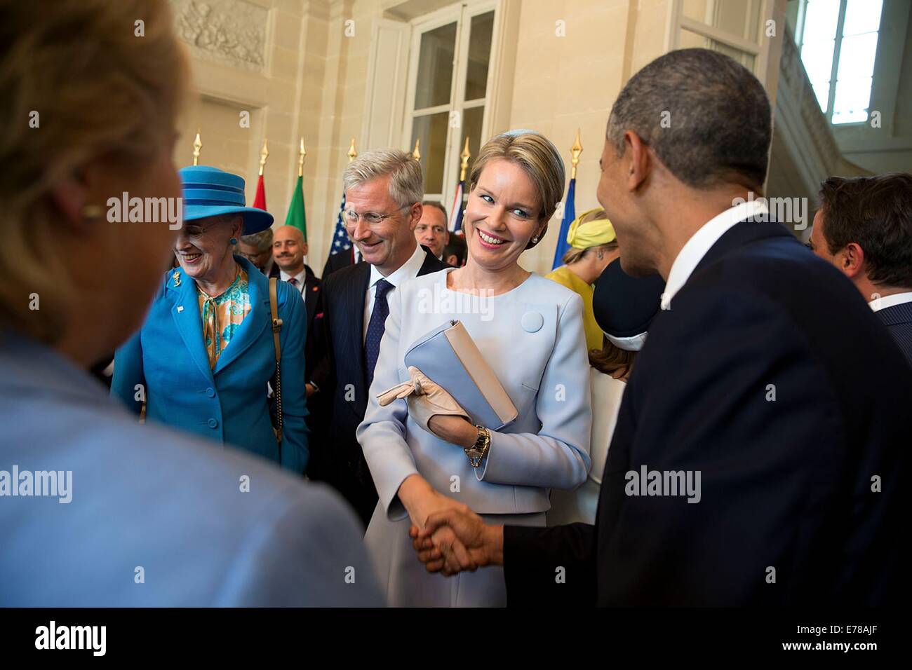US-Präsident Barack Obama begrüßt Königin Mathilde und König Philippe von Belgien nach einem Mittagessen an den 70. Jahrestag des d-Day am Chateau de Batterie 6. Juni 2014 in der Normandie, Frankreich. Stockfoto