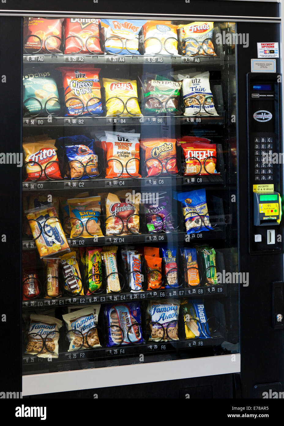 Beliebten Chips und Snacks im Automaten USA Stockfotografie Alamy