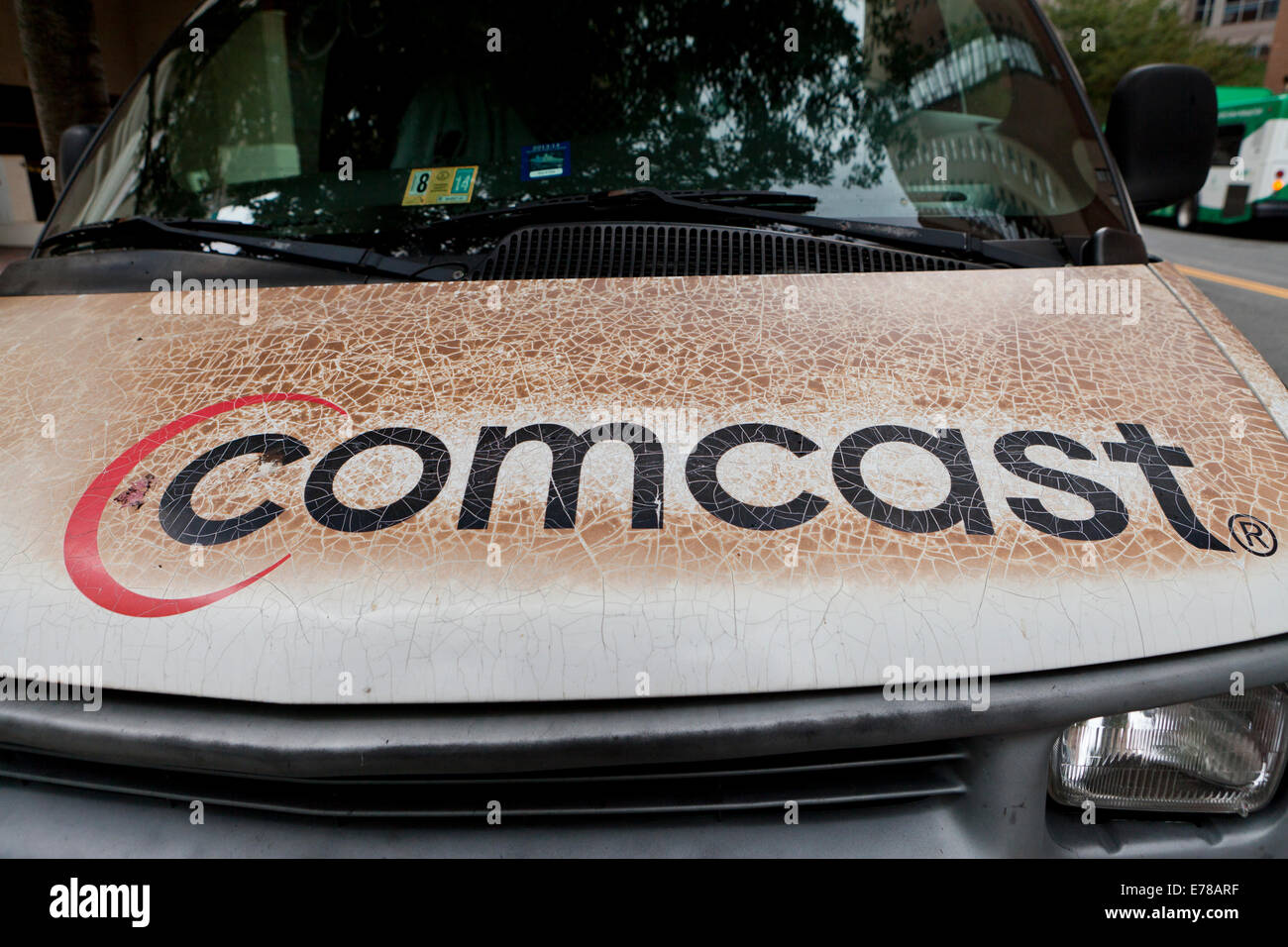Schmutzig, abgenutzte, verblassen Comcast Logo auf Servicewagen - Arlington, Virginia, Vereinigte Staaten Stockfoto