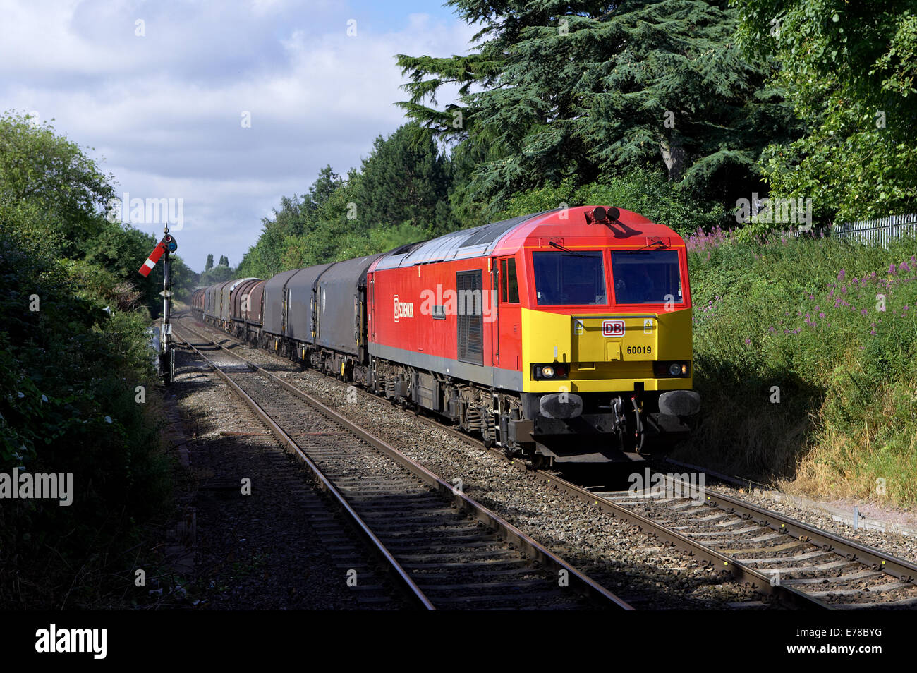 60019 leitet durch Droitwich mit 6M 81 Margam - Stahl am 17. Juli 2014 rund Eiche geladen. Stockfoto