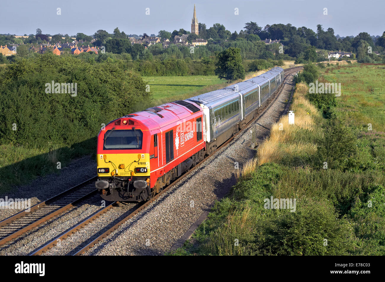 67019 leitet Chiltern Railways 1K 62 1815 London Marylebone - Kidderminster durch Könige Sutton am 23. Juli 2014. Stockfoto