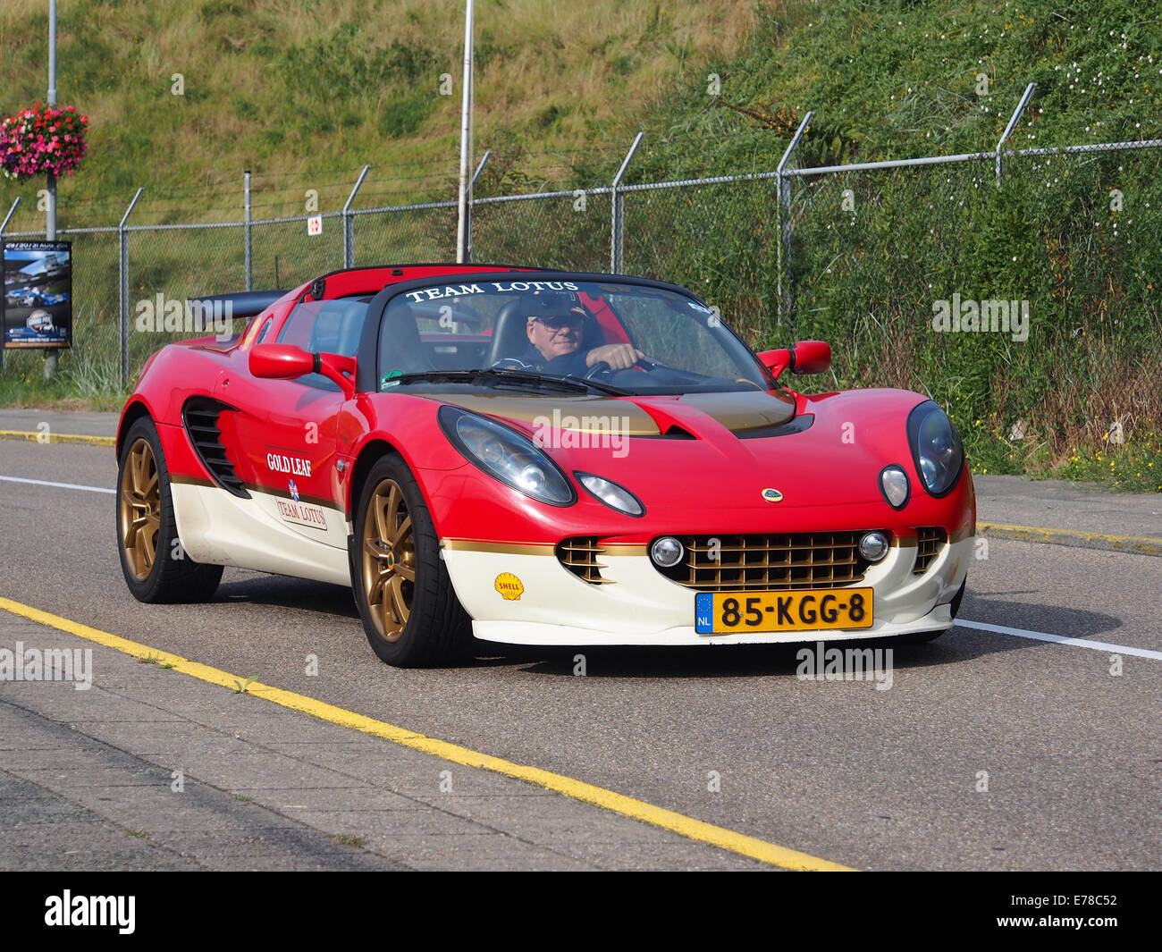 Der 2004 Lotus Elise 111R mit der Lizenz 85-KGG-8 ist ein britischer Sportwagen. Er verfügt über die Gold Leaf Lackierung und ist bekannt für sein leichtes Design und seine agile Leistung. Stockfoto