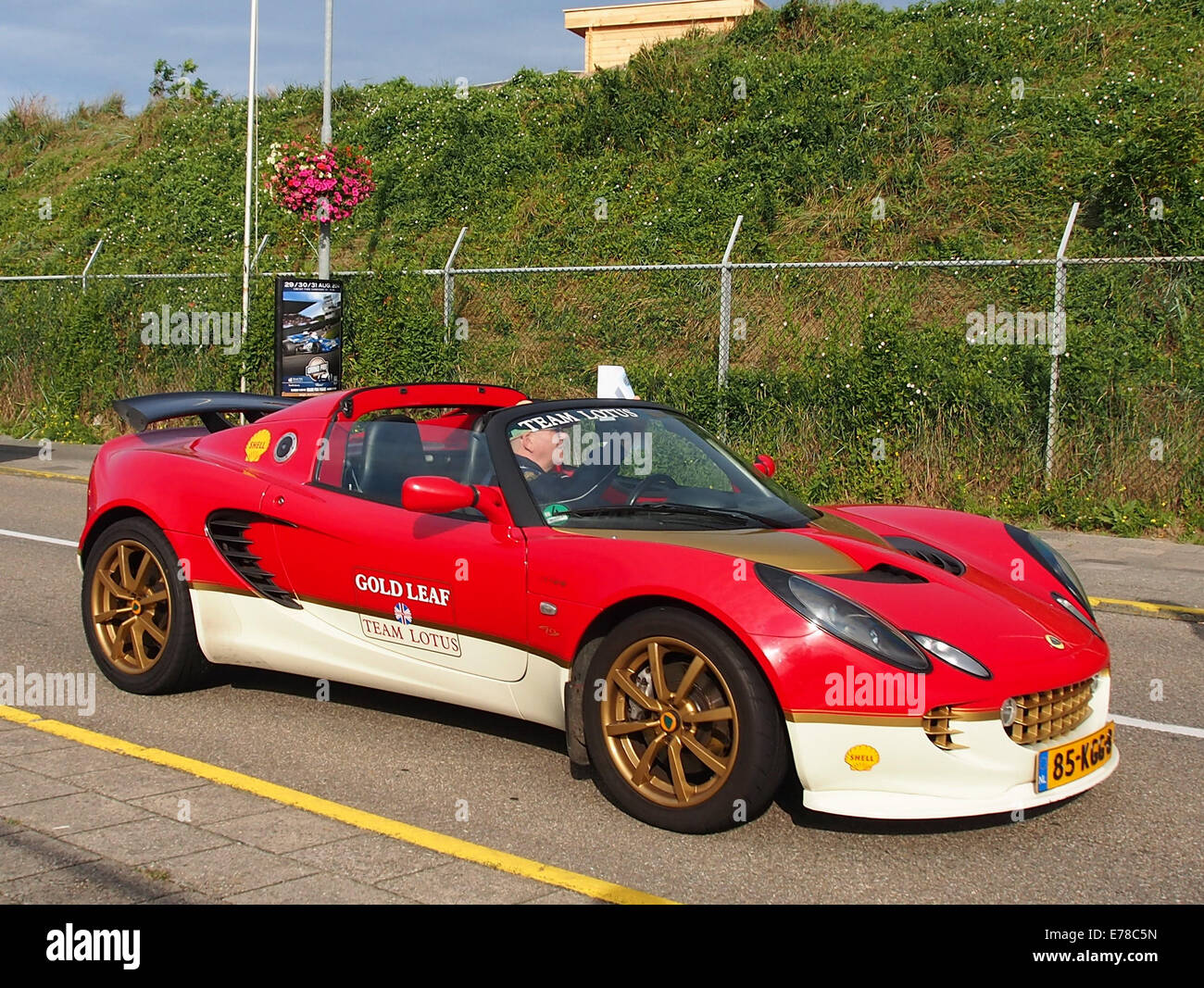 Der 2004 Lotus Elise 111R mit dem Nummernschild 85-KGG-8 wird in Gold Leaf präsentiert und zeigt sein leichtes Sportwagendesign und seine Leistungsmerkmale. Stockfoto