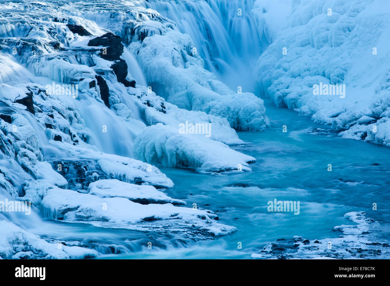 Gullfoss im Winter mit dem gefrorenen Wasserfall im Fluss Canyon Hvítá, Südwest Island Stockfoto