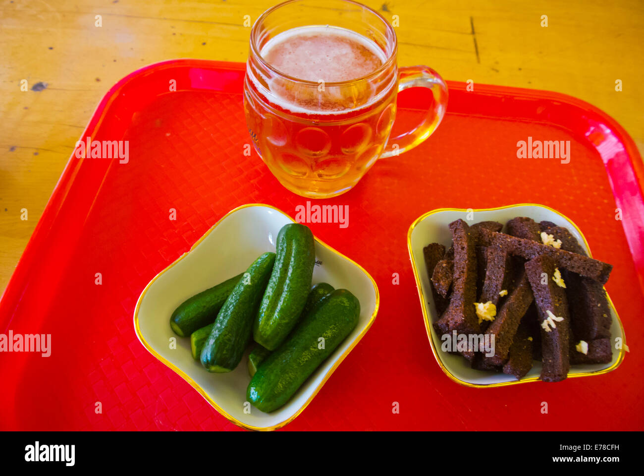 Bier und Zakusky (Snacks), eingelegtes Gemüse und Roggenbrot, Moskau, Russland, Europa Stockfoto