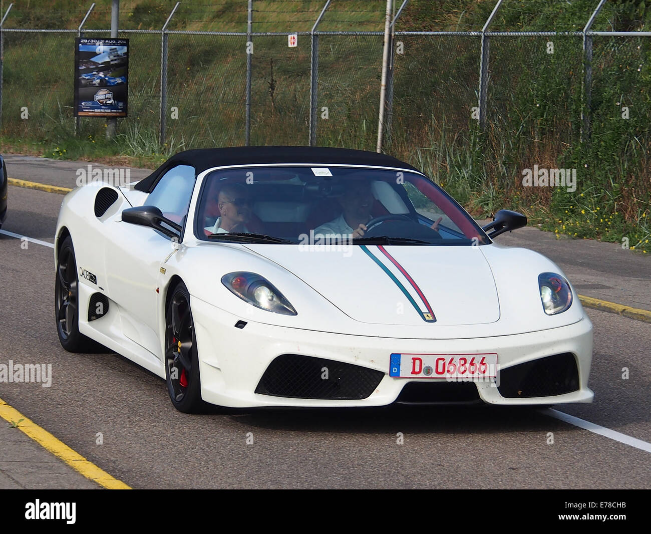 Der Ferrari F430 Spider 16M ist ein limitierter Hochleistungs-Sportwagen, der für seinen leistungsstarken Motor, sein schlankes Design und sein offenes Fahrerlebnis bekannt ist. Es steht für Ferraris Engagement für Luxus und Geschwindigkeit. Stockfoto