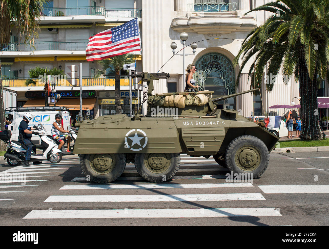 Militärische Schützenpanzer in einer Parade zum Gedenken an die Befreiung des südlichen Frankreich während des zweiten Weltkriegs. Stockfoto