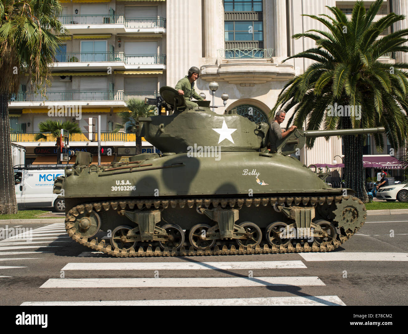 Dem zweiten Weltkrieg Panzer auf der Parade während einer Gedenkfeier der Verbündeten Befreiung von Südfrankreich. Stockfoto