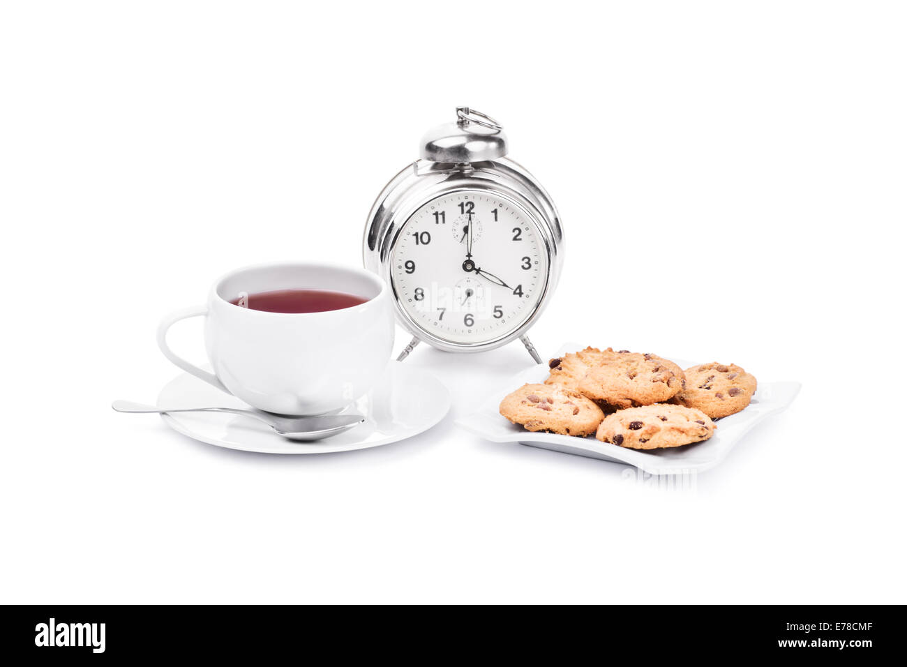 Tasse Kaffee mit Schokolade, Kekse und ein Wecker, auf weißem Hintergrund. Stockfoto