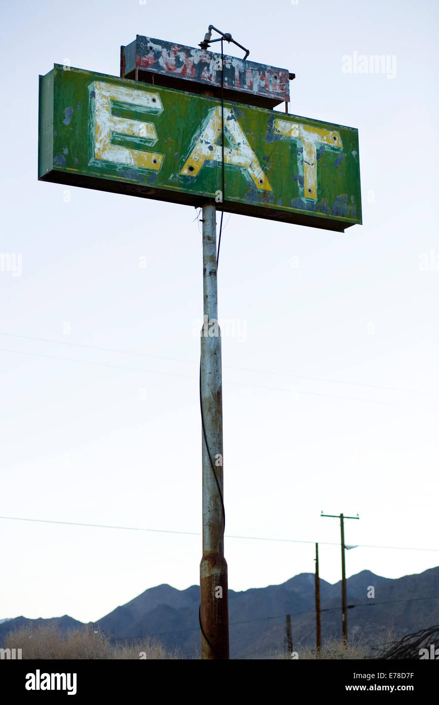 Eine riesige Neon können 'EAT' für ein Diner überragt die Landschaft in Nevada, USA. Stockfoto