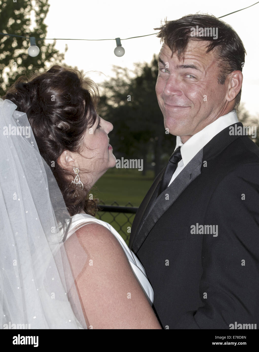 Abend-Hochzeitsbild von Mid-Life-Braut und Bräutigam.  Clermont-Florida-USA Stockfoto