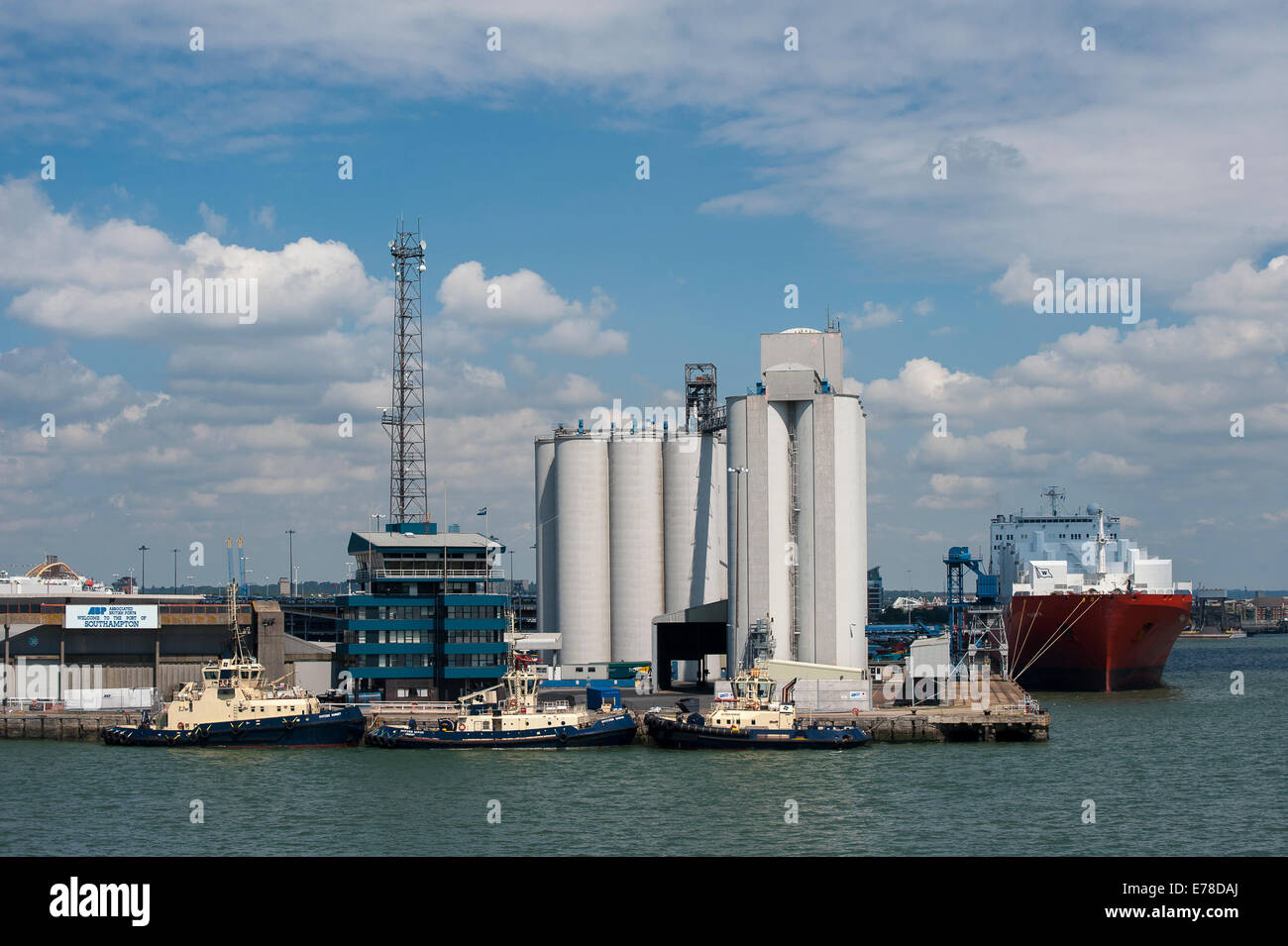 MV-Tampa, auf Rollen / roll-off Container-Schiff in Southampton Docks, England. Stockfoto